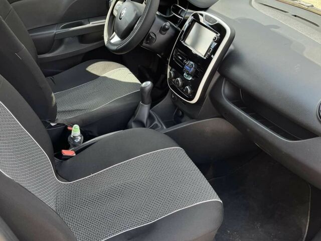 Белый Рено Клио, объемом двигателя 1.5 л и пробегом 220 тыс. км за 8000 $, фото 11 на Automoto.ua