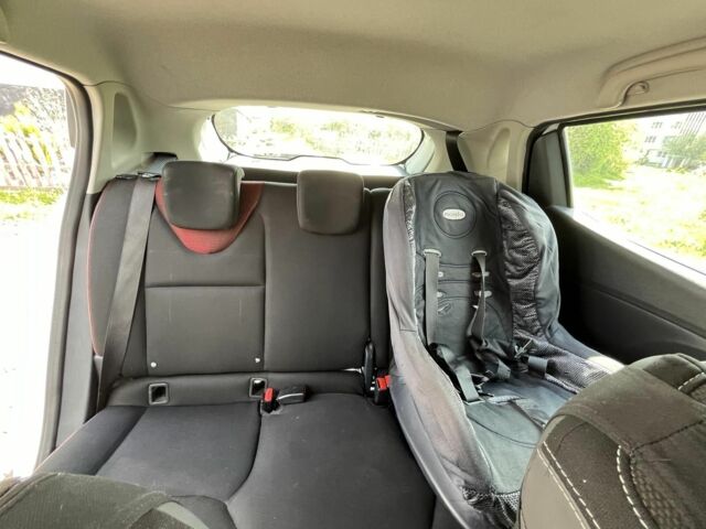 Белый Рено Клио, объемом двигателя 1.5 л и пробегом 220 тыс. км за 8000 $, фото 12 на Automoto.ua