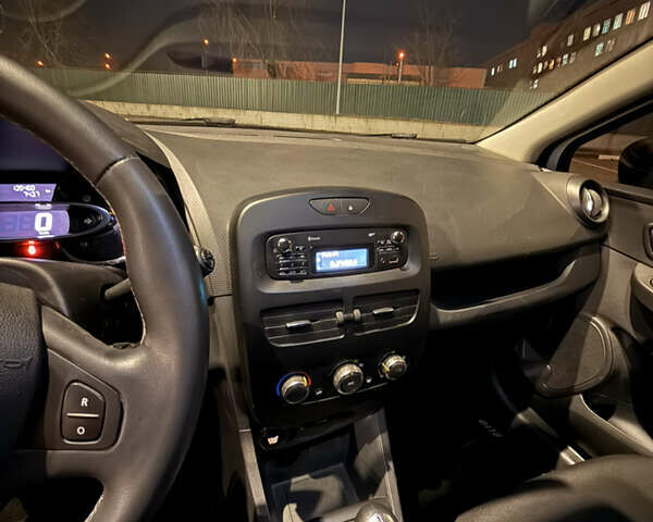 Белый Рено Клио, объемом двигателя 1.5 л и пробегом 135 тыс. км за 7700 $, фото 10 на Automoto.ua