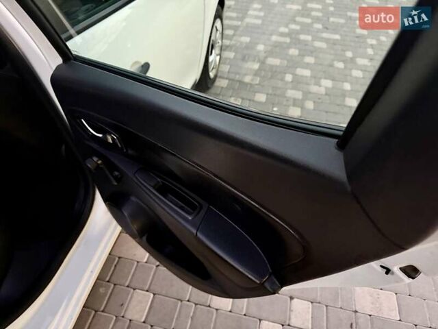 Белый Рено Клио, объемом двигателя 1.5 л и пробегом 220 тыс. км за 5999 $, фото 57 на Automoto.ua