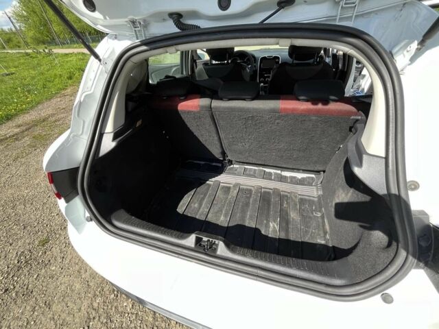 Белый Рено Клио, объемом двигателя 1.5 л и пробегом 220 тыс. км за 8000 $, фото 17 на Automoto.ua