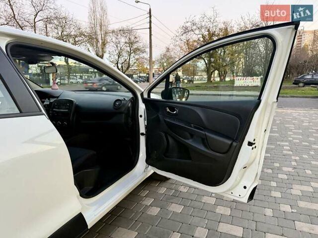 Белый Рено Клио, объемом двигателя 1.5 л и пробегом 220 тыс. км за 5999 $, фото 45 на Automoto.ua