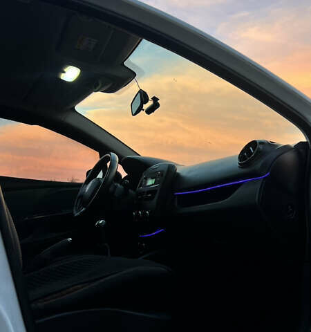 Белый Рено Клио, объемом двигателя 1.46 л и пробегом 229 тыс. км за 8500 $, фото 15 на Automoto.ua