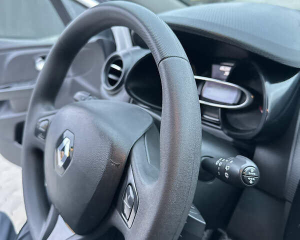 Белый Рено Клио, объемом двигателя 1.5 л и пробегом 186 тыс. км за 7400 $, фото 16 на Automoto.ua