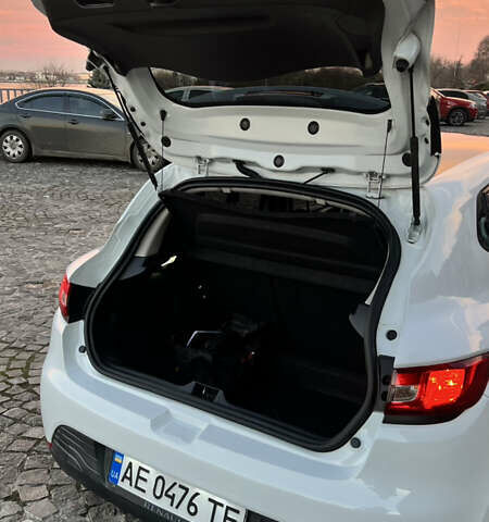 Белый Рено Клио, объемом двигателя 1.46 л и пробегом 229 тыс. км за 8500 $, фото 20 на Automoto.ua