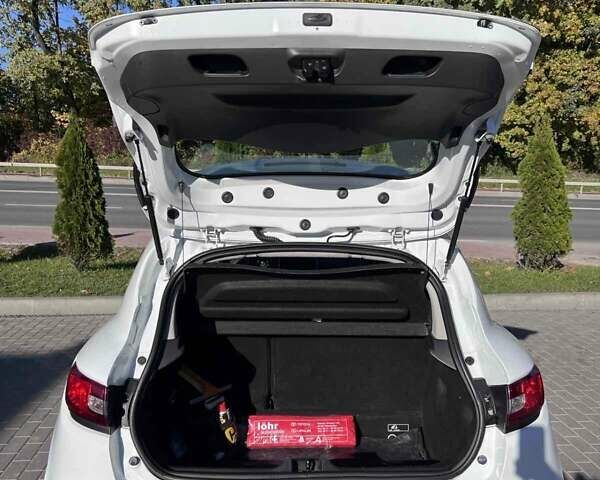 Белый Рено Клио, объемом двигателя 1.5 л и пробегом 36 тыс. км за 10750 $, фото 2 на Automoto.ua