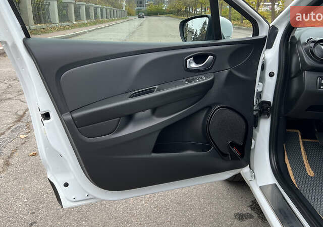 Белый Рено Клио, объемом двигателя 1.5 л и пробегом 149 тыс. км за 10300 $, фото 28 на Automoto.ua