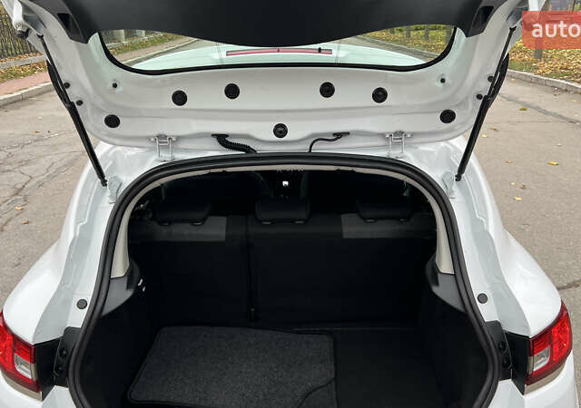 Белый Рено Клио, объемом двигателя 1.5 л и пробегом 149 тыс. км за 10300 $, фото 57 на Automoto.ua