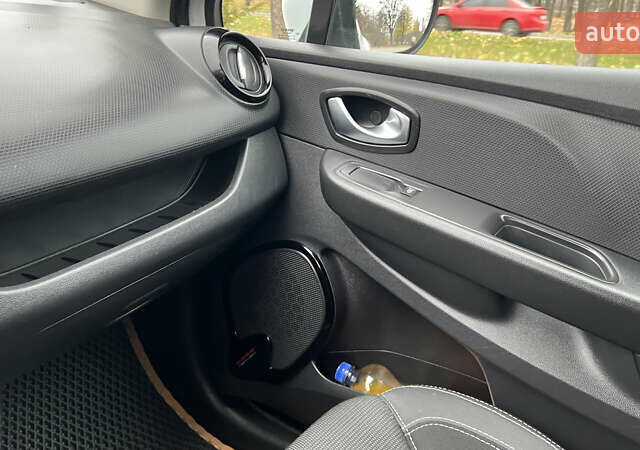 Белый Рено Клио, объемом двигателя 1.5 л и пробегом 149 тыс. км за 10300 $, фото 37 на Automoto.ua