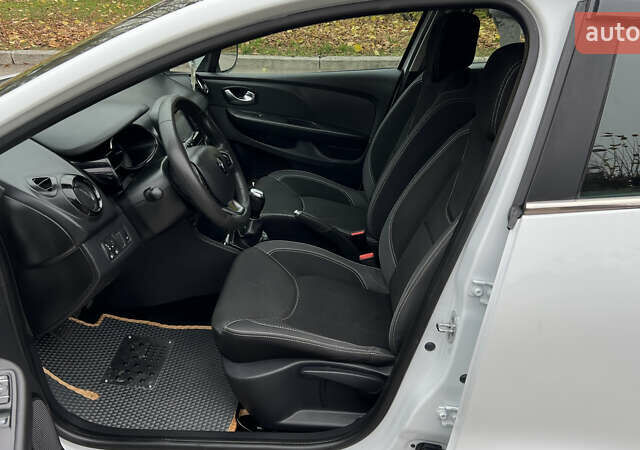 Белый Рено Клио, объемом двигателя 1.5 л и пробегом 149 тыс. км за 10300 $, фото 21 на Automoto.ua