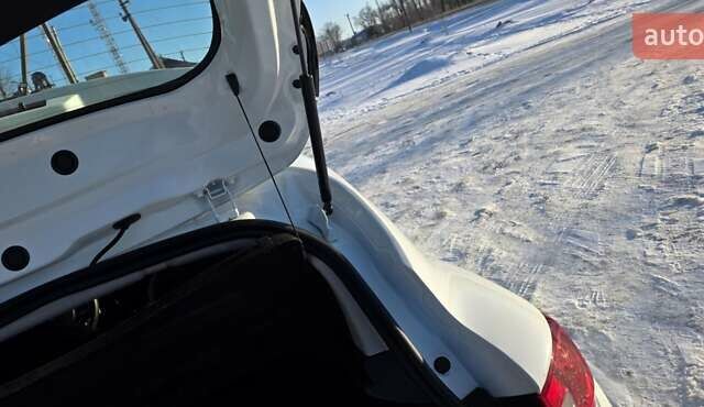 Белый Рено Клио, объемом двигателя 1.5 л и пробегом 162 тыс. км за 10400 $, фото 19 на Automoto.ua