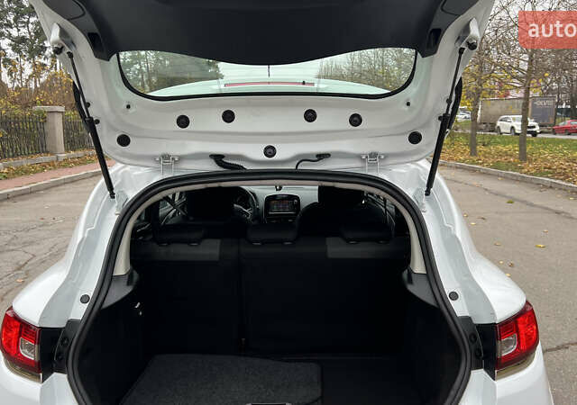 Белый Рено Клио, объемом двигателя 1.5 л и пробегом 149 тыс. км за 10300 $, фото 56 на Automoto.ua