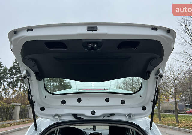 Белый Рено Клио, объемом двигателя 1.5 л и пробегом 149 тыс. км за 10300 $, фото 58 на Automoto.ua