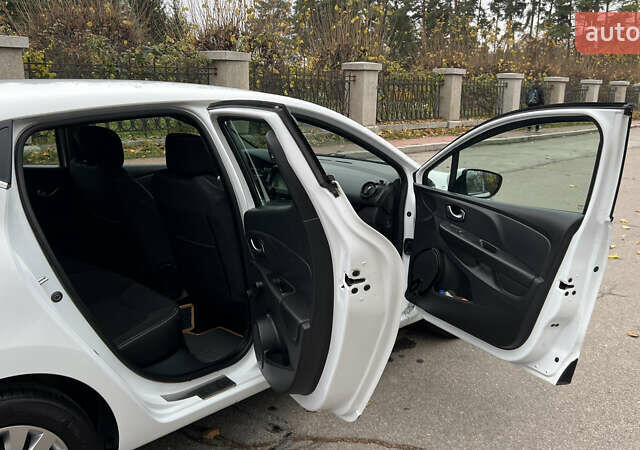 Белый Рено Клио, объемом двигателя 1.5 л и пробегом 149 тыс. км за 10300 $, фото 43 на Automoto.ua