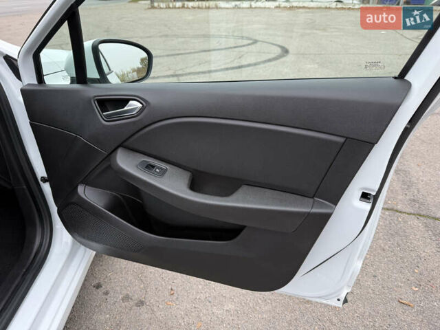 Белый Рено Клио, объемом двигателя 1.6 л и пробегом 167 тыс. км за 15399 $, фото 38 на Automoto.ua