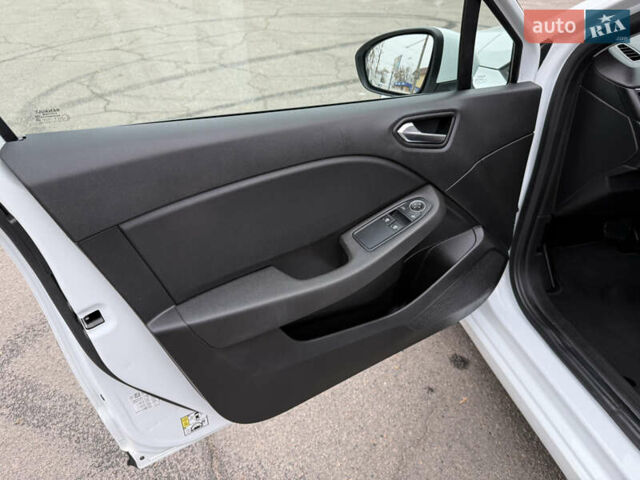 Белый Рено Клио, объемом двигателя 1.6 л и пробегом 167 тыс. км за 15399 $, фото 48 на Automoto.ua