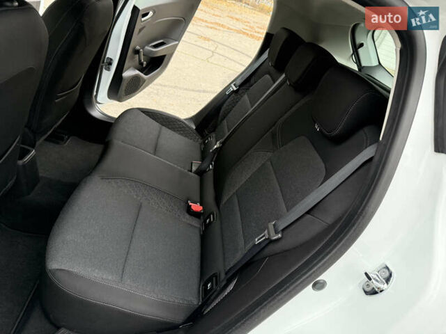 Белый Рено Клио, объемом двигателя 1.6 л и пробегом 167 тыс. км за 15399 $, фото 61 на Automoto.ua