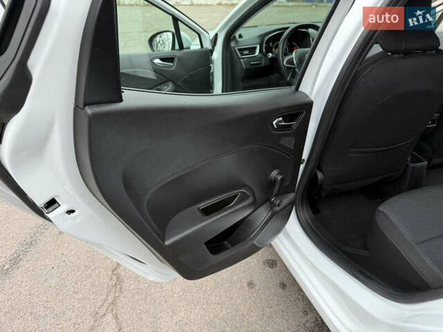 Белый Рено Клио, объемом двигателя 1.6 л и пробегом 167 тыс. км за 15399 $, фото 58 на Automoto.ua