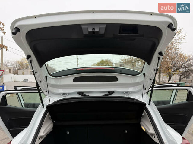 Белый Рено Клио, объемом двигателя 1.6 л и пробегом 167 тыс. км за 15399 $, фото 69 на Automoto.ua