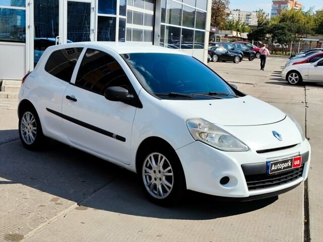 Белый Рено Клио, объемом двигателя 1.5 л и пробегом 194 тыс. км за 4990 $, фото 2 на Automoto.ua