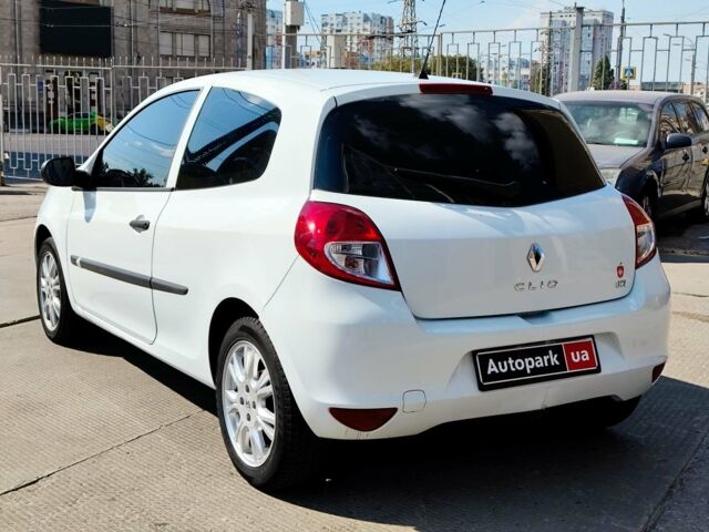 Белый Рено Клио, объемом двигателя 1.5 л и пробегом 194 тыс. км за 4990 $, фото 4 на Automoto.ua