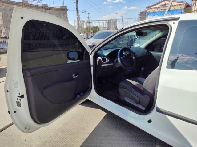 Белый Рено Клио, объемом двигателя 1.5 л и пробегом 194 тыс. км за 4990 $, фото 13 на Automoto.ua