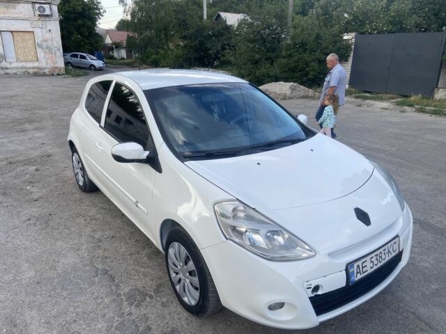 Белый Рено Клио, объемом двигателя 1.5 л и пробегом 326 тыс. км за 3300 $, фото 1 на Automoto.ua