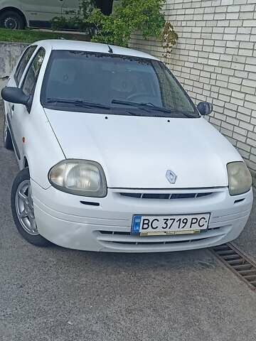 Белый Рено Клио, объемом двигателя 1.4 л и пробегом 260 тыс. км за 2800 $, фото 3 на Automoto.ua