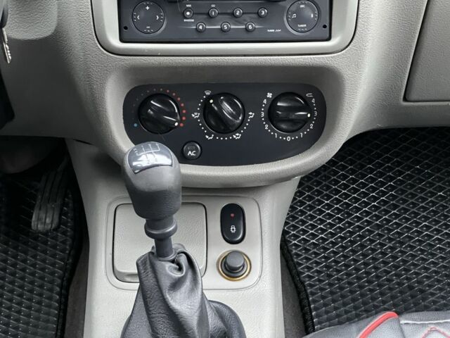 Белый Рено Клио, объемом двигателя 1.4 л и пробегом 346 тыс. км за 2450 $, фото 16 на Automoto.ua