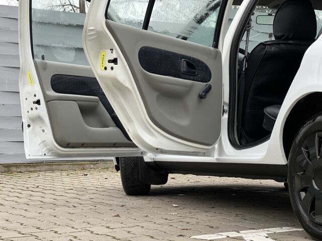 Белый Рено Клио, объемом двигателя 1.4 л и пробегом 346 тыс. км за 2450 $, фото 11 на Automoto.ua