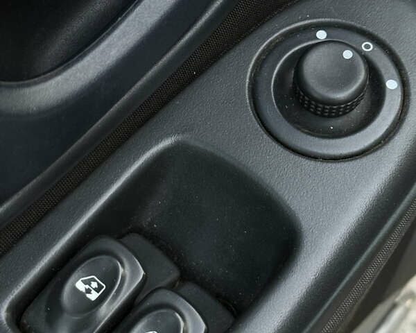 Білий Рено Кліо, об'ємом двигуна 1.39 л та пробігом 250 тис. км за 3400 $, фото 13 на Automoto.ua