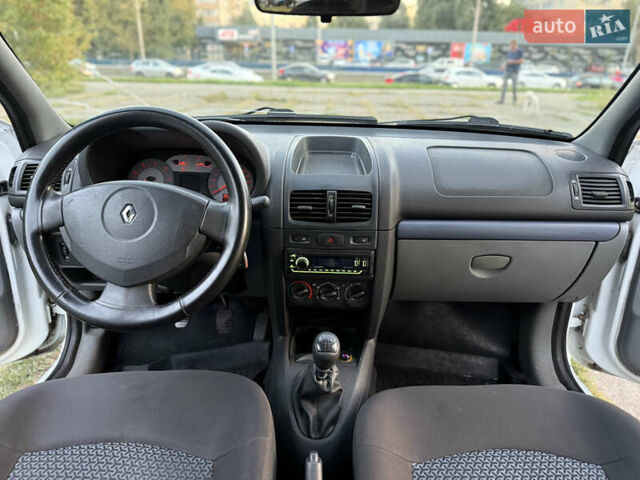 Білий Рено Кліо, об'ємом двигуна 1.39 л та пробігом 250 тис. км за 3400 $, фото 14 на Automoto.ua