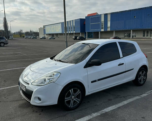 Білий Рено Кліо, об'ємом двигуна 1.9 л та пробігом 174 тис. км за 4150 $, фото 1 на Automoto.ua