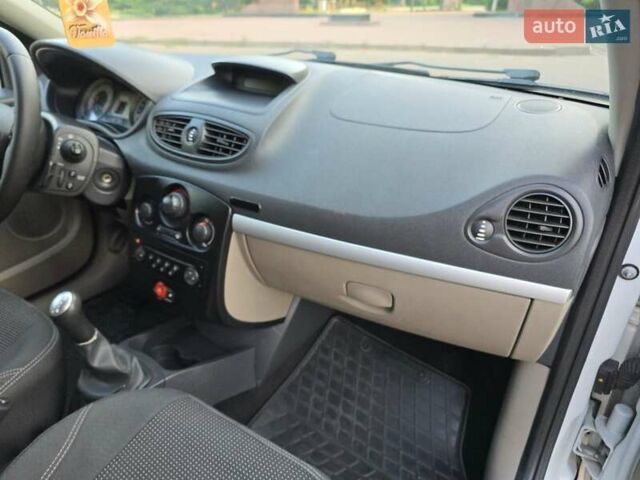 Білий Рено Кліо, об'ємом двигуна 1.46 л та пробігом 198 тис. км за 5500 $, фото 16 на Automoto.ua
