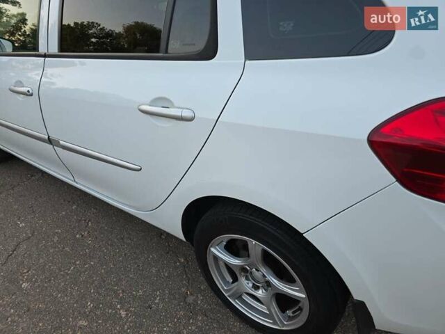 Білий Рено Кліо, об'ємом двигуна 1.46 л та пробігом 198 тис. км за 5500 $, фото 17 на Automoto.ua