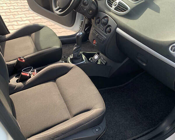 Білий Рено Кліо, об'ємом двигуна 1.15 л та пробігом 155 тис. км за 5200 $, фото 18 на Automoto.ua