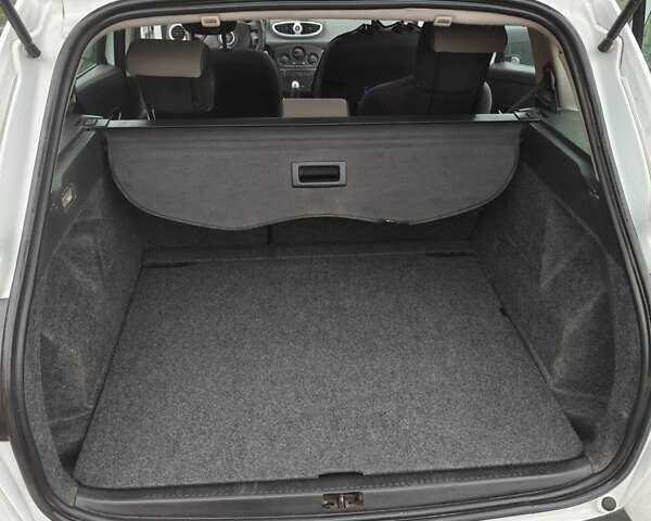 Білий Рено Кліо, об'ємом двигуна 1.46 л та пробігом 240 тис. км за 5300 $, фото 16 на Automoto.ua