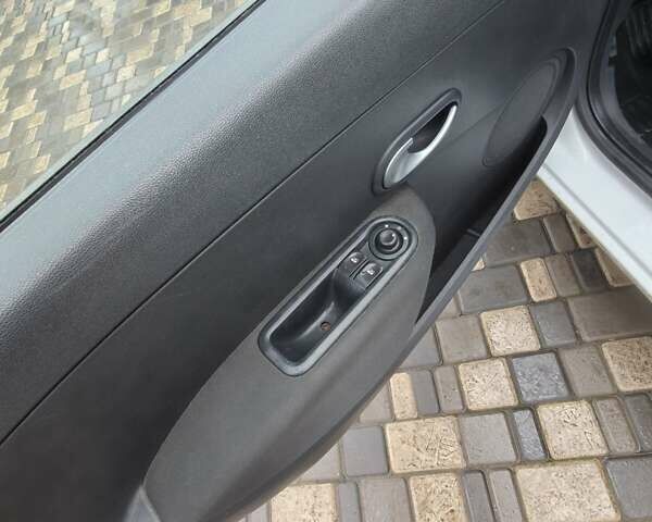 Білий Рено Кліо, об'ємом двигуна 1.46 л та пробігом 240 тис. км за 5300 $, фото 26 на Automoto.ua