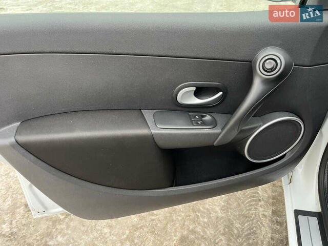 Белый Рено Клио, объемом двигателя 1.2 л и пробегом 177 тыс. км за 5450 $, фото 11 на Automoto.ua