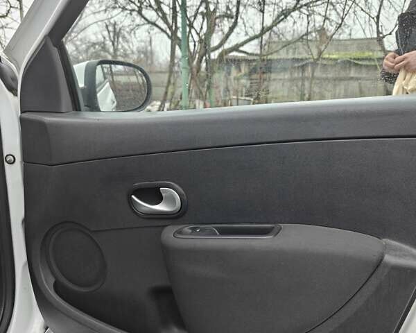 Білий Рено Кліо, об'ємом двигуна 1.46 л та пробігом 240 тис. км за 5300 $, фото 20 на Automoto.ua