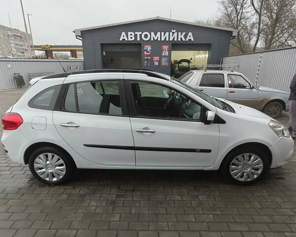 Білий Рено Кліо, об'ємом двигуна 1.46 л та пробігом 240 тис. км за 5300 $, фото 2 на Automoto.ua