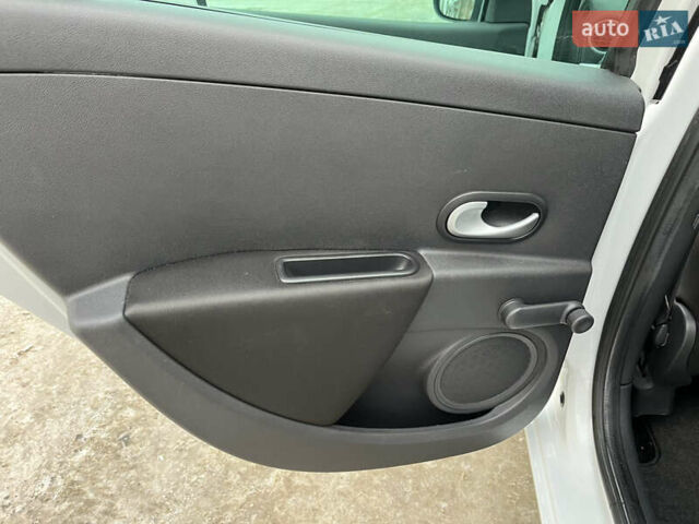 Белый Рено Клио, объемом двигателя 1.2 л и пробегом 177 тыс. км за 5450 $, фото 15 на Automoto.ua