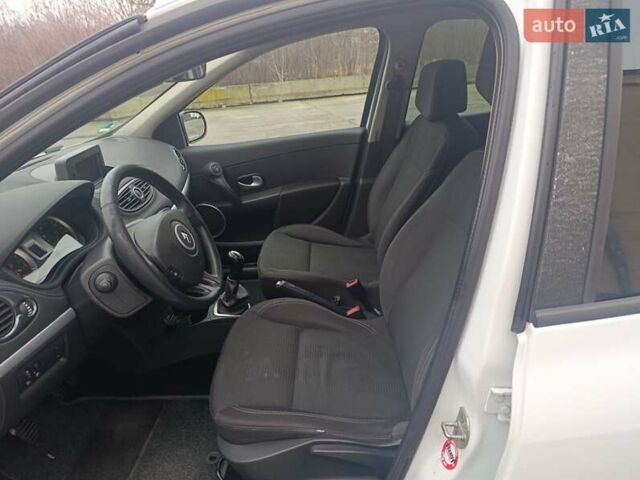 Белый Рено Клио, объемом двигателя 1.2 л и пробегом 252 тыс. км за 4650 $, фото 11 на Automoto.ua