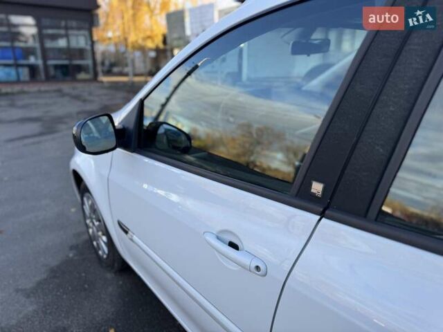 Белый Рено Клио, объемом двигателя 1.2 л и пробегом 206 тыс. км за 6400 $, фото 49 на Automoto.ua