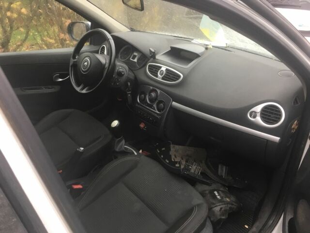 Белый Рено Клио, объемом двигателя 1.5 л и пробегом 300 тыс. км за 3500 $, фото 4 на Automoto.ua