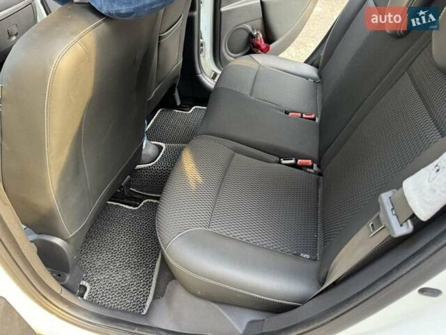 Рено Кліо 2011 у Львові на Automoto.ua Білий Рено Кліо, об'ємом двигуна 1.6 л та пробігом 300 тис. км за 5700 $, фото 3 на Automoto.ua