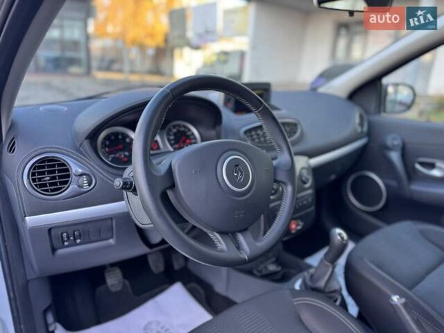 Белый Рено Клио, объемом двигателя 1.2 л и пробегом 206 тыс. км за 6400 $, фото 37 на Automoto.ua