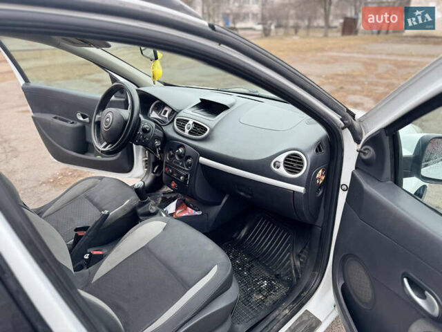 Белый Рено Клио, объемом двигателя 1.46 л и пробегом 290 тыс. км за 4999 $, фото 17 на Automoto.ua