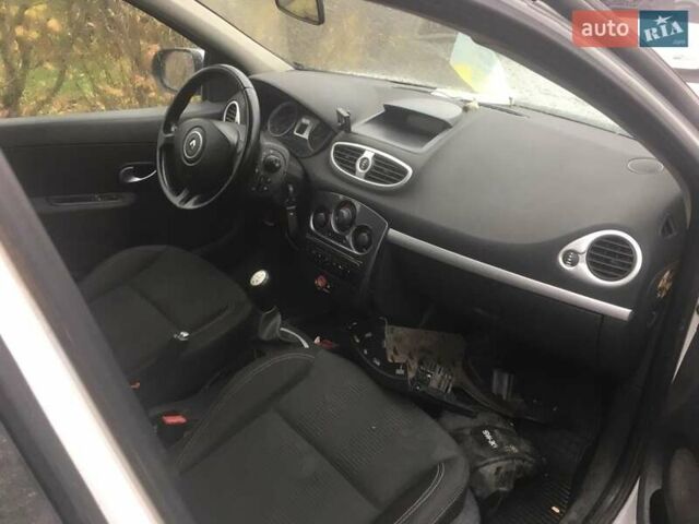 Белый Рено Клио, объемом двигателя 1.5 л и пробегом 300 тыс. км за 3500 $, фото 2 на Automoto.ua