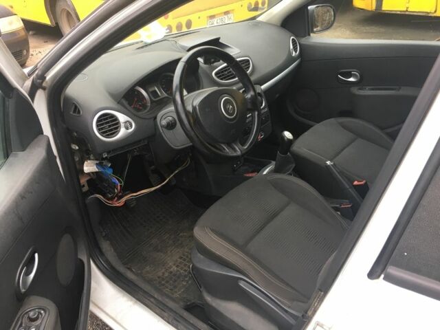 Белый Рено Клио, объемом двигателя 1.5 л и пробегом 300 тыс. км за 3500 $, фото 1 на Automoto.ua